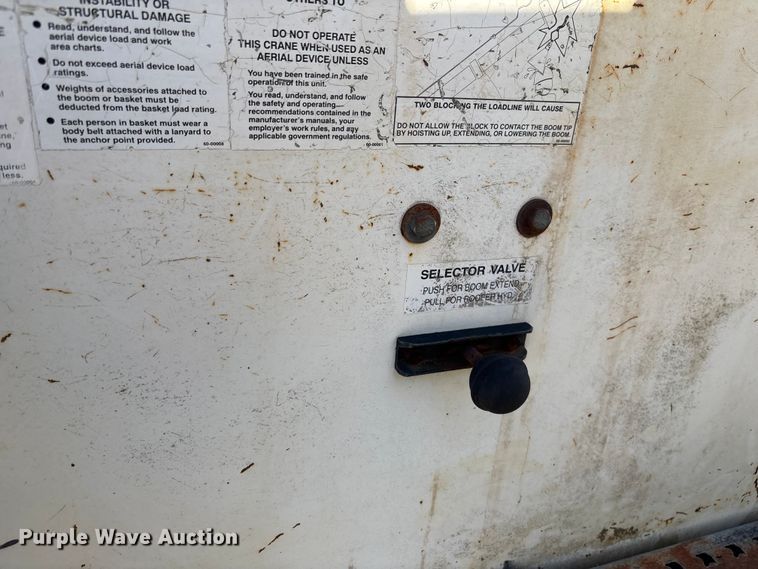 image for item EC3902 1998 Ford LNT8000 crane truck