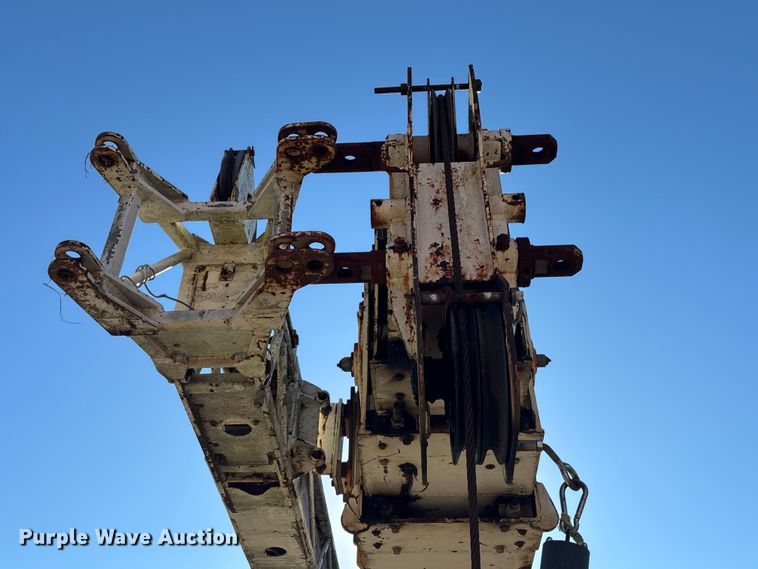 image for item EC3902 1998 Ford LNT8000 crane truck