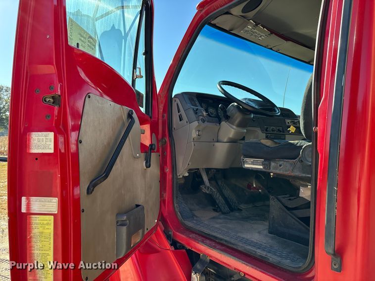 image for item EC3902 1998 Ford LNT8000 crane truck