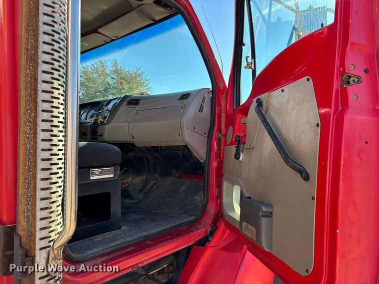 image for item EC3902 1998 Ford LNT8000 crane truck