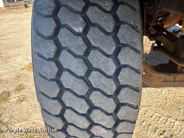 image for item EC3902 1998 Ford LNT8000 crane truck