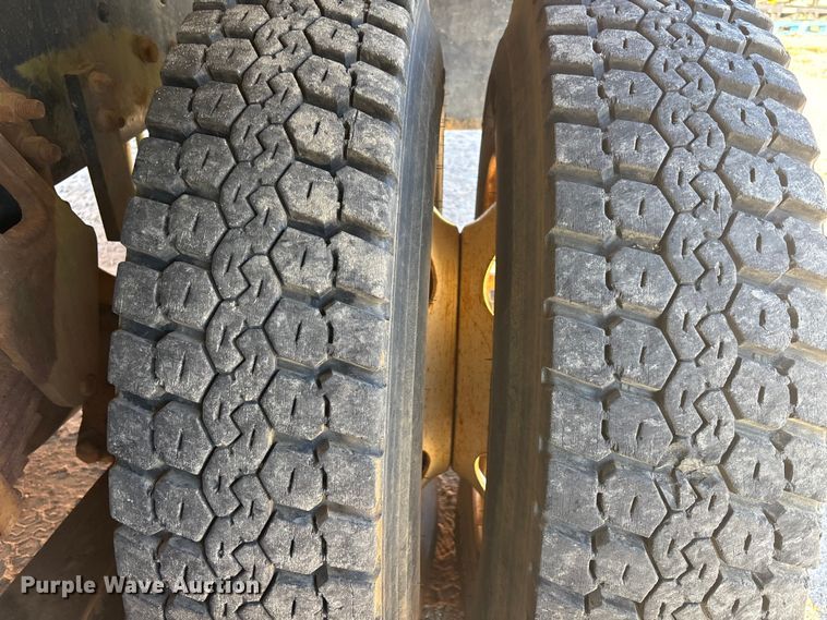 image for item EC3902 1998 Ford LNT8000 crane truck