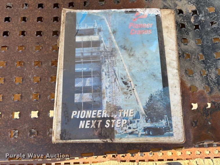 image for item EC3902 1998 Ford LNT8000 crane truck