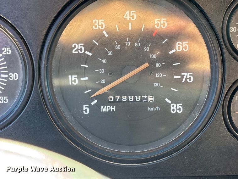 image for item EC3902 1998 Ford LNT8000 crane truck