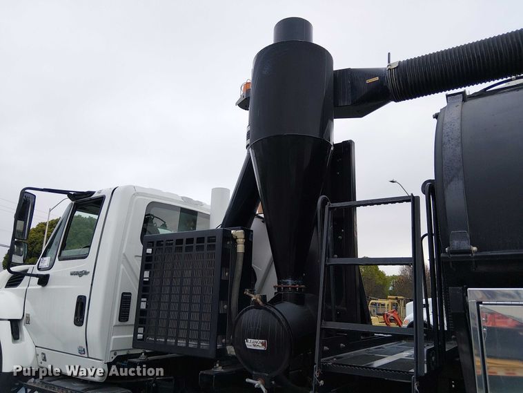 image for item EE5094 2014 International SF667 vacuum truck