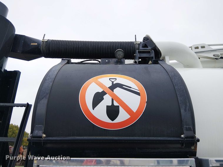 image for item EE5094 2014 International SF667 vacuum truck