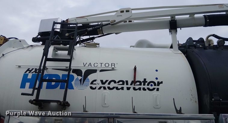 image for item EE5094 2014 International SF667 vacuum truck