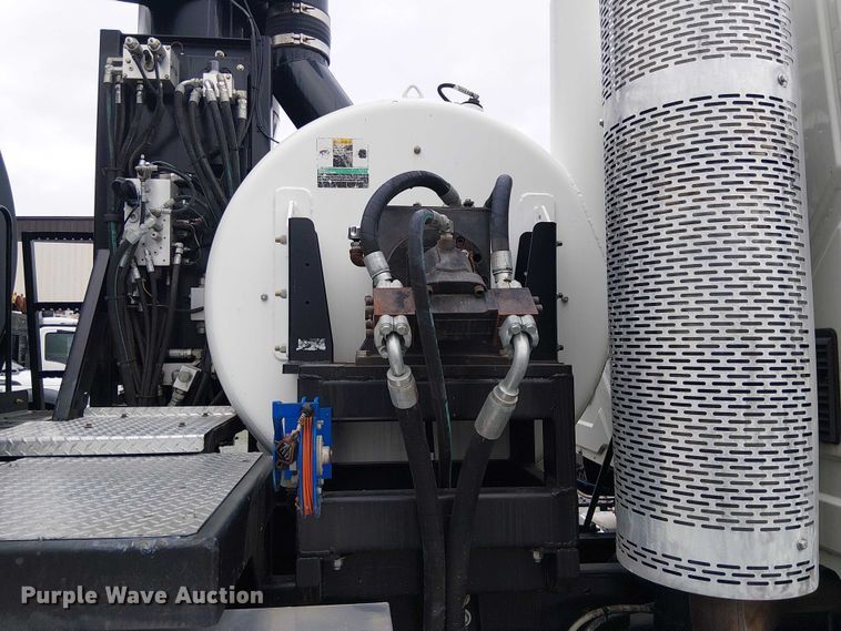 image for item EE5094 2014 International SF667 vacuum truck