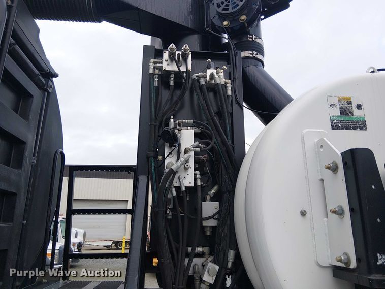 image for item EE5094 2014 International SF667 vacuum truck