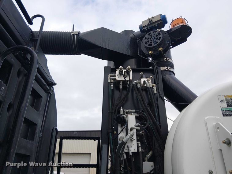 image for item EE5094 2014 International SF667 vacuum truck