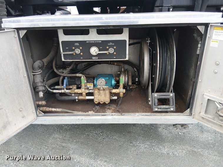 image for item EE5094 2014 International SF667 vacuum truck