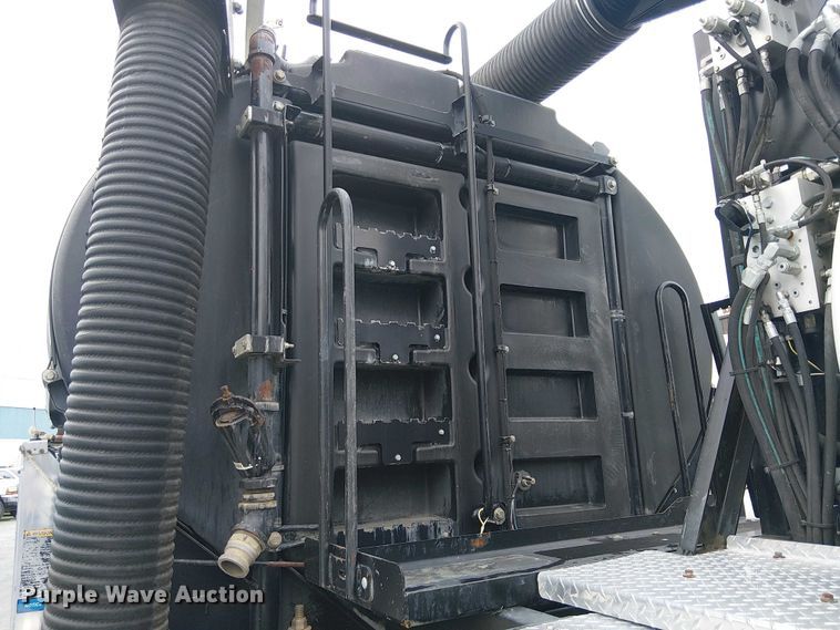 image for item EE5094 2014 International SF667 vacuum truck