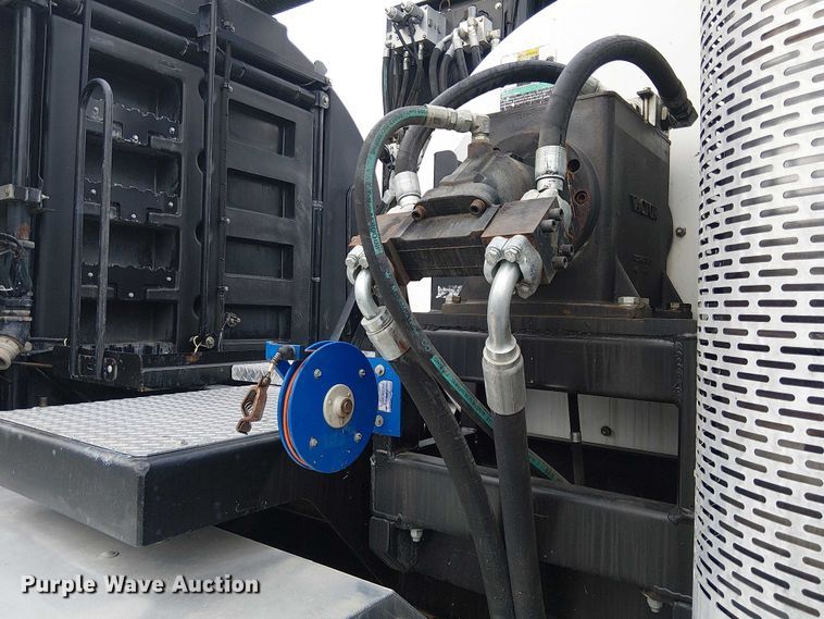 image for item EE5094 2014 International SF667 vacuum truck