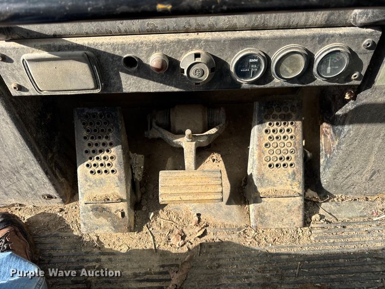 image for item EF2341 1994 Caterpillar 953B track loader