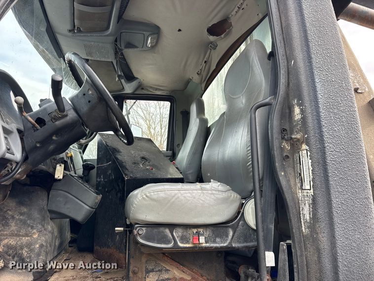 image for item EF2343 2004 International 7400 log loader truck