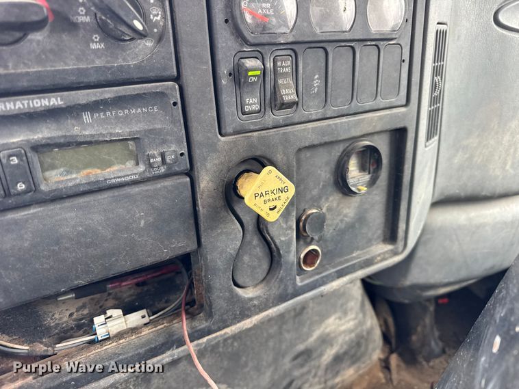 image for item EF2343 2004 International 7400 log loader truck