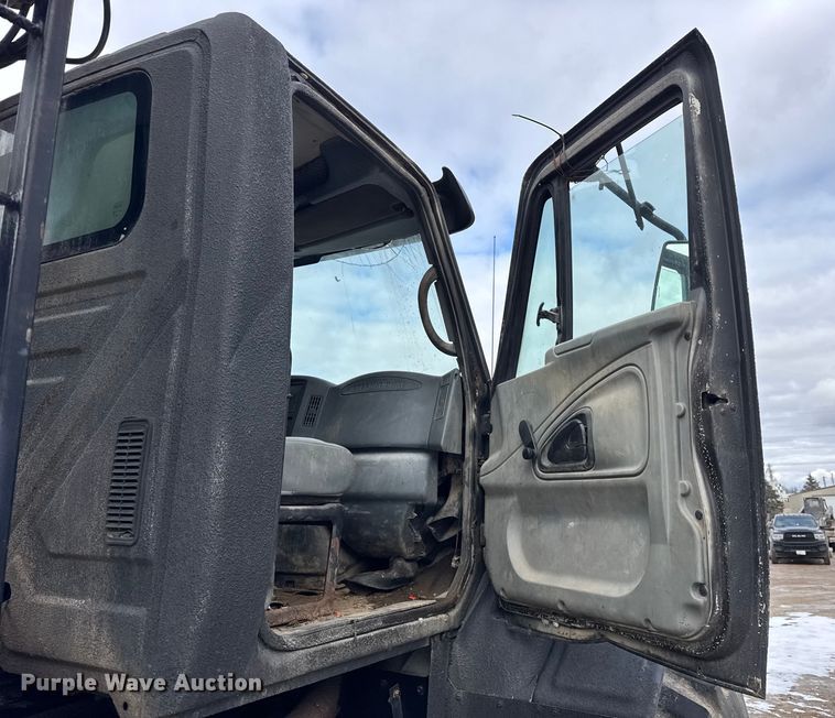 image for item EF2343 2004 International 7400 log loader truck