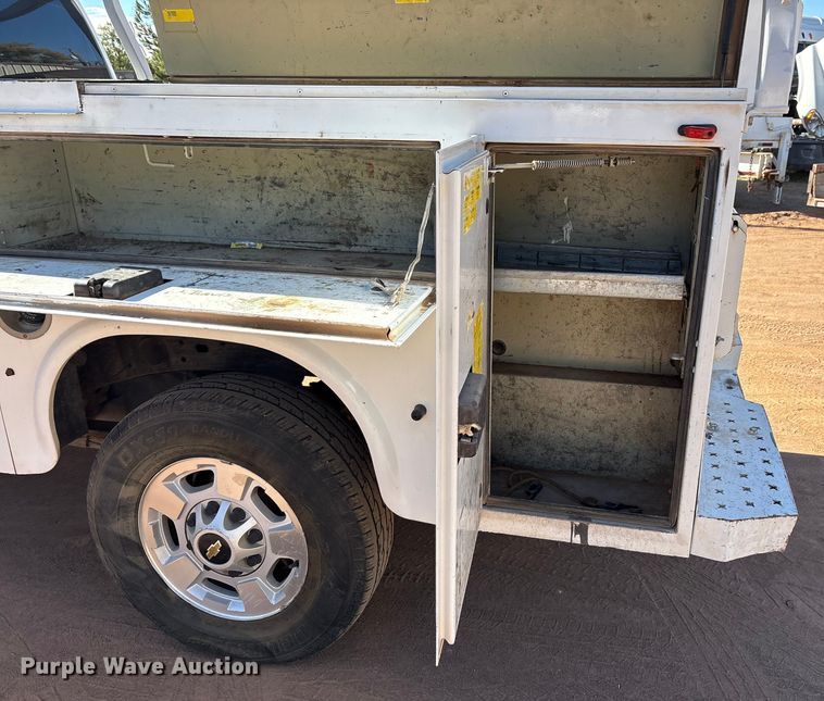 image for item EF6221 2015 Chevrolet Silverado 2500HD Crew Cab utility bed pickup truck