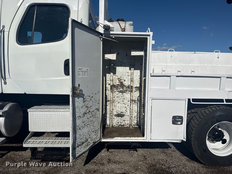 image for item EG1795 2007 Freightliner Business Class M2 crane truck