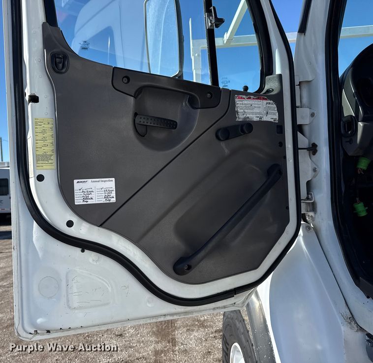 image for item EG1795 2007 Freightliner Business Class M2 crane truck