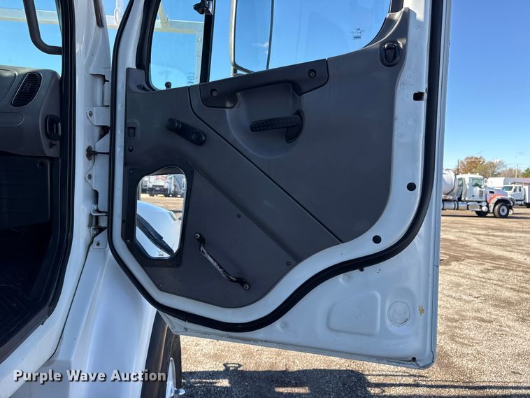 image for item EG1795 2007 Freightliner Business Class M2 crane truck