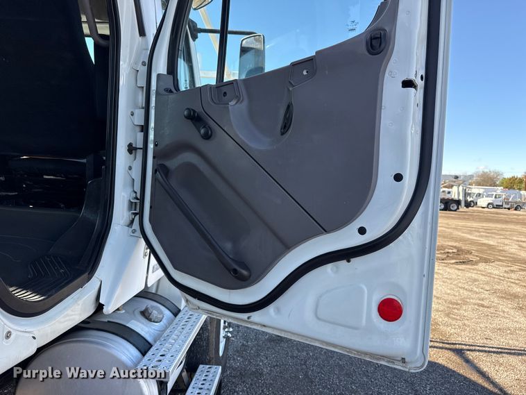 image for item EG1795 2007 Freightliner Business Class M2 crane truck