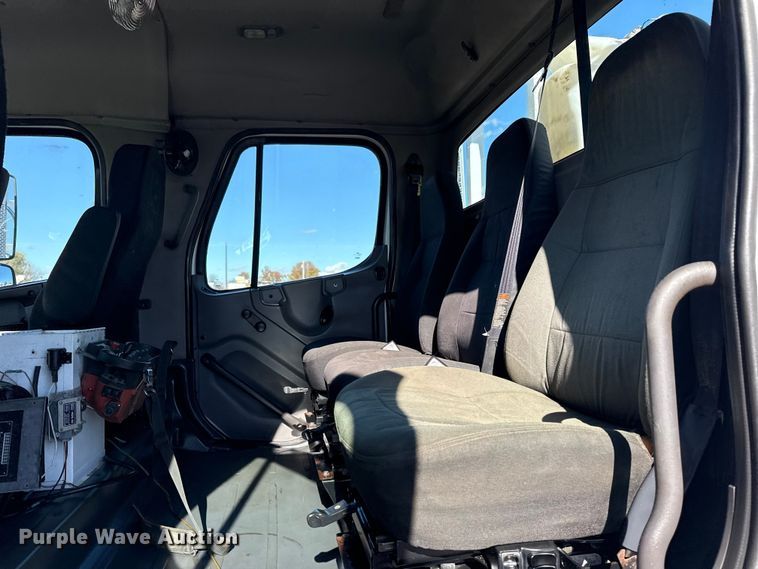 image for item EG1795 2007 Freightliner Business Class M2 crane truck