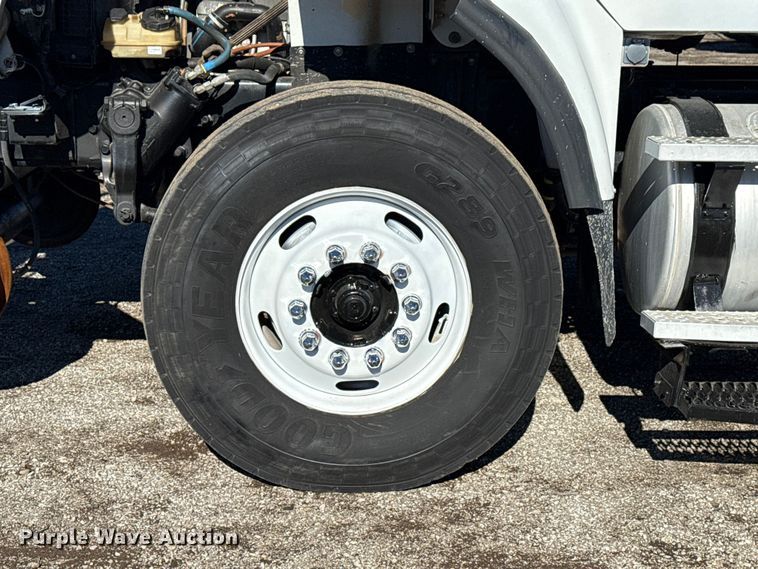 image for item EG1795 2007 Freightliner Business Class M2 crane truck