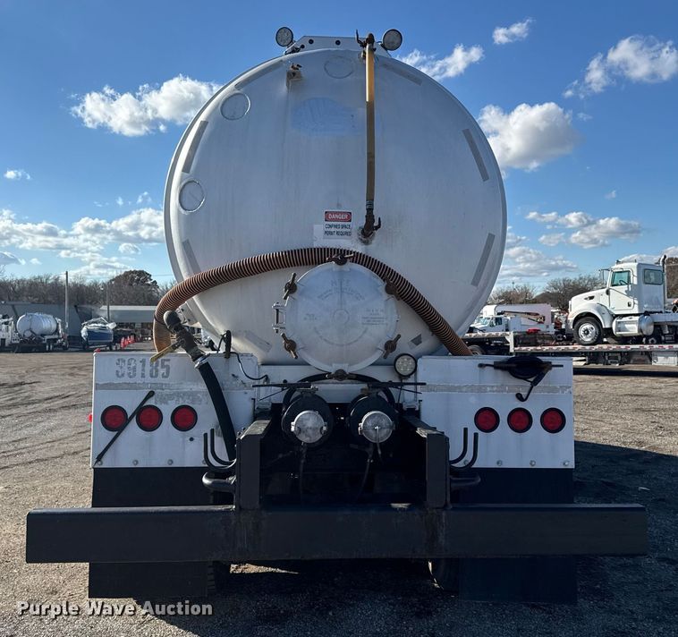 image for item EG1800 2013 Mack GU713 vacuum truck