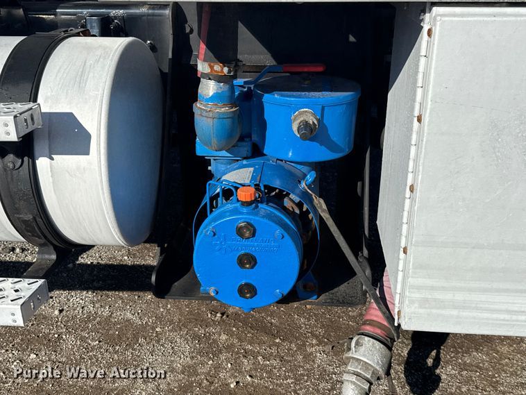 image for item EG1800 2013 Mack GU713 vacuum truck