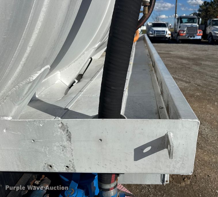 image for item EG1800 2013 Mack GU713 vacuum truck