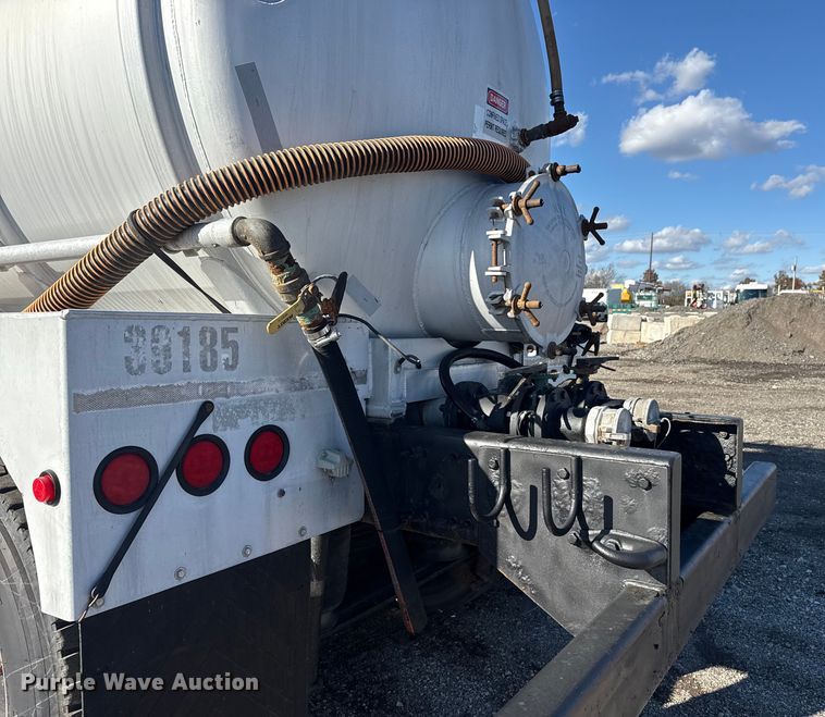 image for item EG1800 2013 Mack GU713 vacuum truck