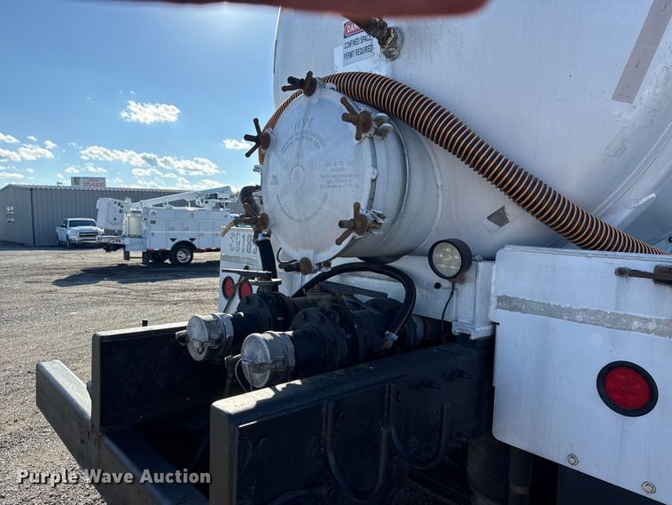 image for item EG1800 2013 Mack GU713 vacuum truck