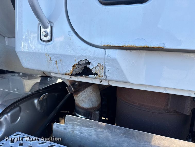 image for item EG1800 2013 Mack GU713 vacuum truck