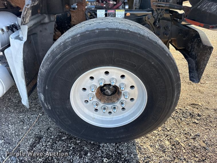 image for item EG1800 2013 Mack GU713 vacuum truck