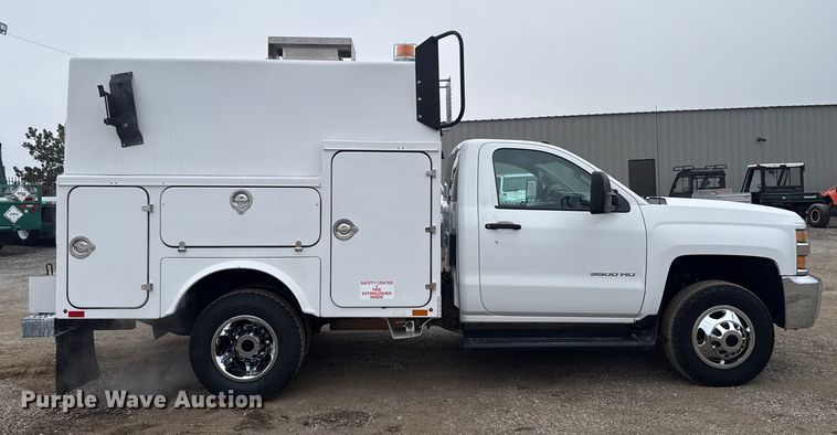 image for item EG1826 2015 Chevrolet Silverado 3500HD utility bed pickup truck
