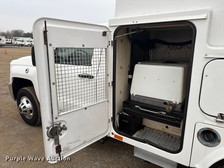 image for item EG1826 2015 Chevrolet Silverado 3500HD utility bed pickup truck