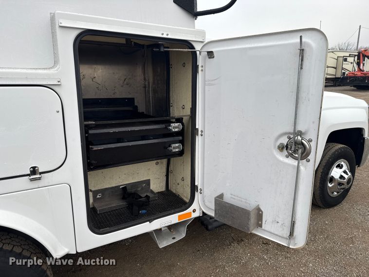 image for item EG1826 2015 Chevrolet Silverado 3500HD utility bed pickup truck