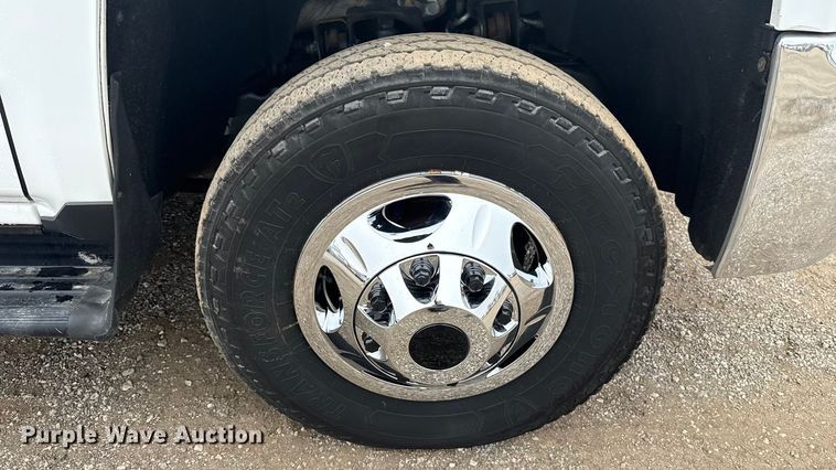 image for item EG1826 2015 Chevrolet Silverado 3500HD utility bed pickup truck