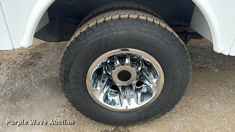 image for item EG1826 2015 Chevrolet Silverado 3500HD utility bed pickup truck