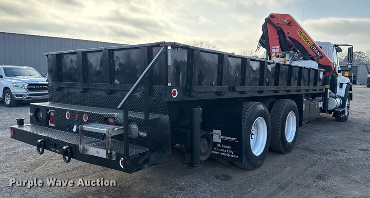 image for item EG1844 2011 International 7500 crane truck