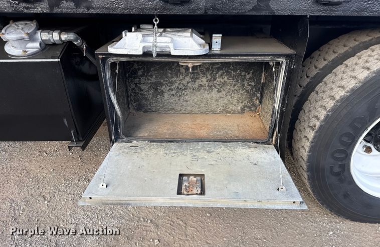 image for item EG1844 2011 International 7500 crane truck