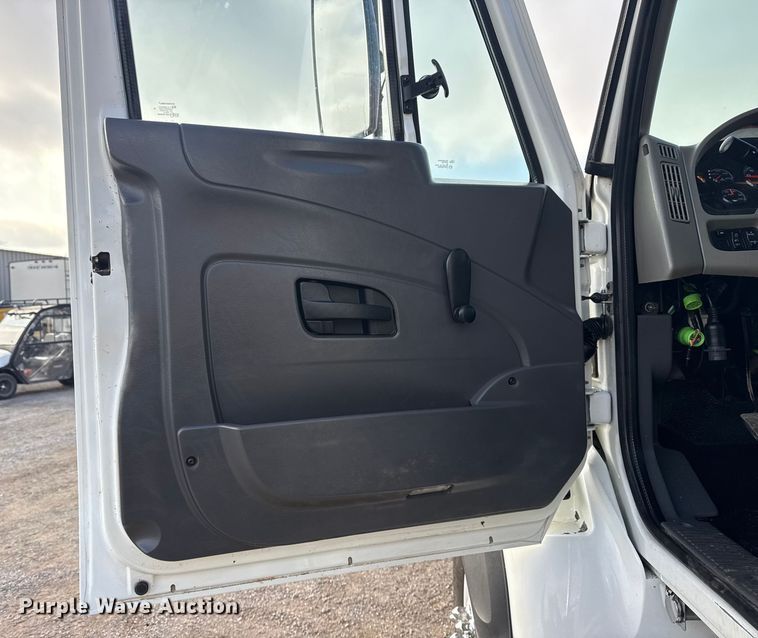 image for item EG1844 2011 International 7500 crane truck