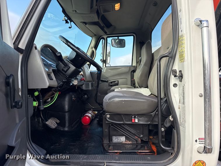 image for item EG1844 2011 International 7500 crane truck