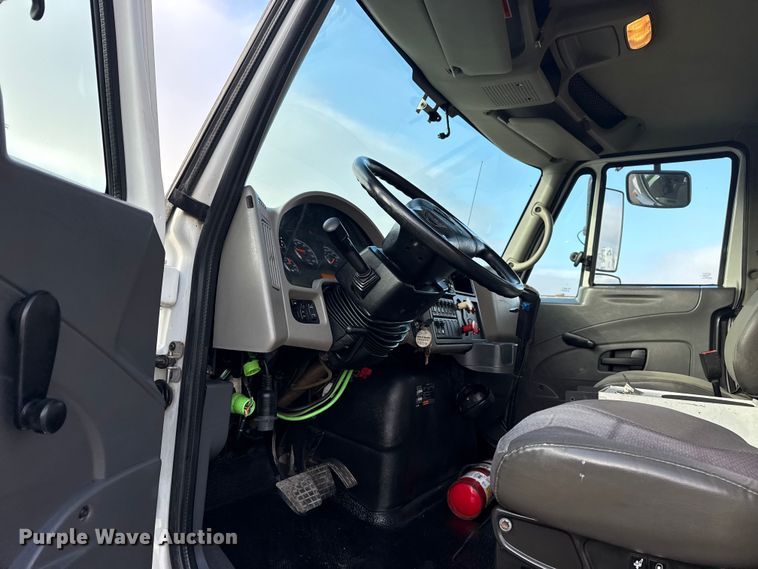 image for item EG1844 2011 International 7500 crane truck