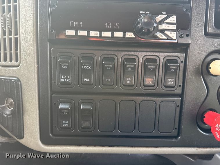 image for item EG1844 2011 International 7500 crane truck