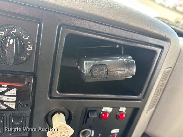 image for item EG1844 2011 International 7500 crane truck