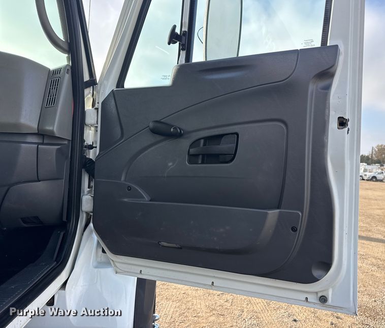 image for item EG1844 2011 International 7500 crane truck