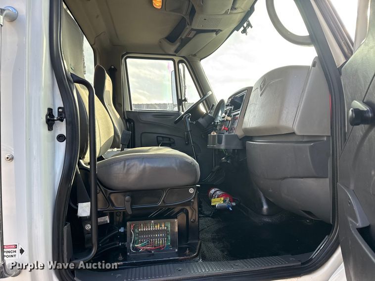 image for item EG1844 2011 International 7500 crane truck