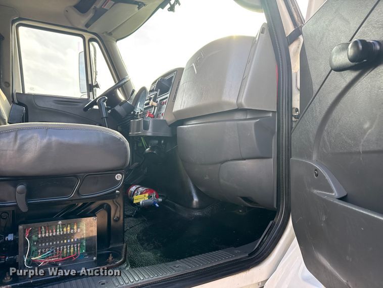 image for item EG1844 2011 International 7500 crane truck